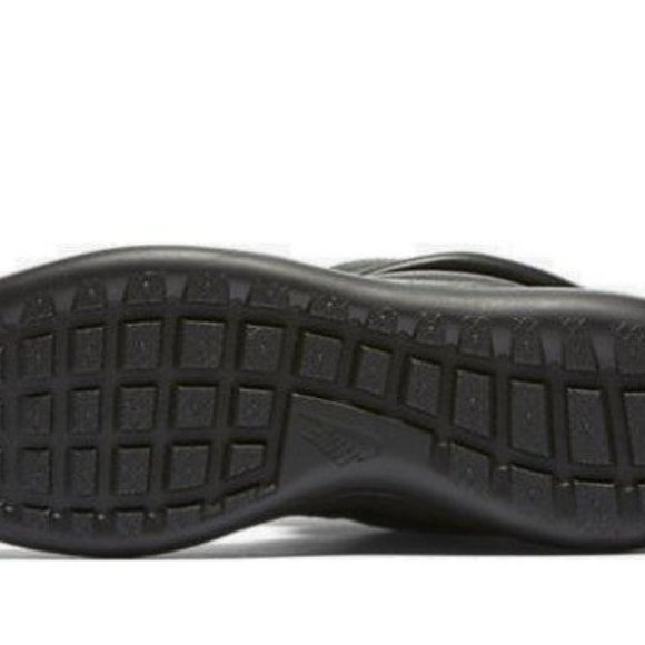 Nike ROSHE Two Hi Flyknit Trainer Sneakers - Picture 6 of 8